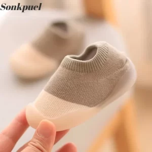 Sapatinhos de bebe anti derrapante.