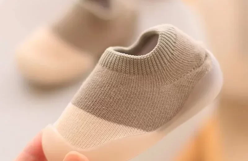 Sapatinhos de bebe anti derrapante.
